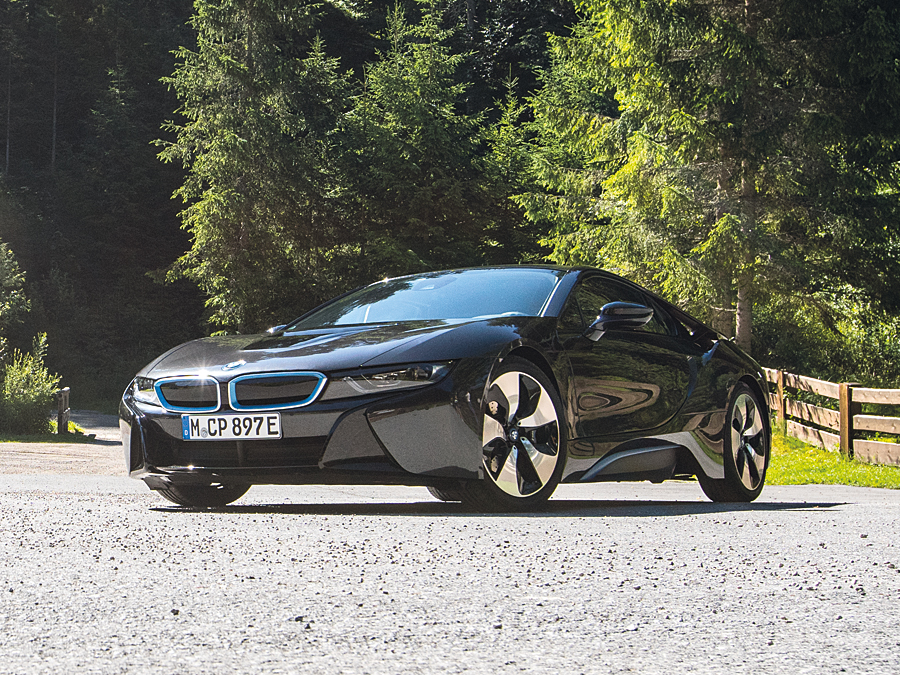 Der BMW i8 bringt alle Merkmale eines reinrassigen Sportwagens mit.