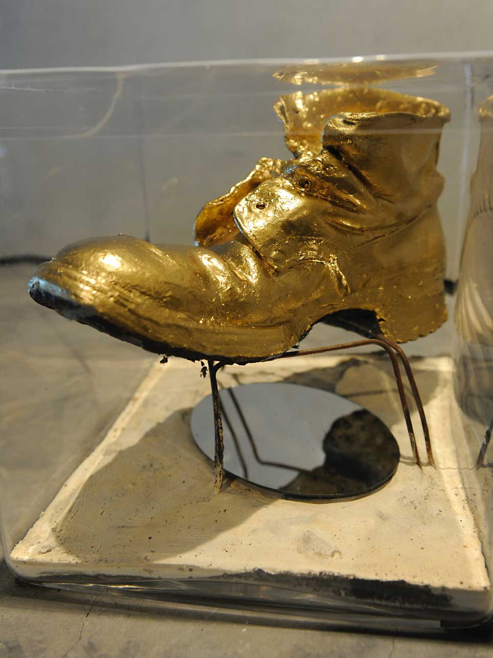 Ausstellungsstück: Der Goldene Schritt. Symbolisiert den Schritt von der Idee zur Tat. Ein Lebensmotto von Reinhold Messner.